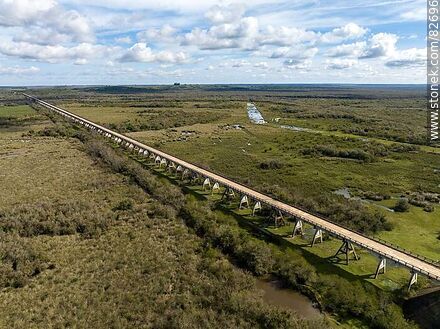 Vista aérea del puente más largo del Uruguay (Km. 329) en el nuevo trazado de la ruta 6, sobre el río Negro, límite departamental entre Durazno y Tacuarembó. Mirando a Durazno - Departamento de Durazno - URUGUAY. Foto No. 82696