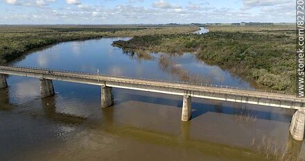 Vista aérea del puente más largo del Uruguay en el nuevo trazado de la ruta 6, sobre el río Negro, límite departamental entre Durazno y Tacuarembó. A la izquierda, Tacuarembó - Departamento de Tacuarembó - URUGUAY. Foto No. 82720