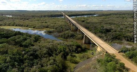 Vista aérea del puente más largo del Uruguay en el nuevo trazado de la ruta 6, sobre el río Negro, límite departamental entre Durazno y Tacuarembó miranddo a  Tacuarembó - Tacuarembo - URUGUAY. Photo #82719