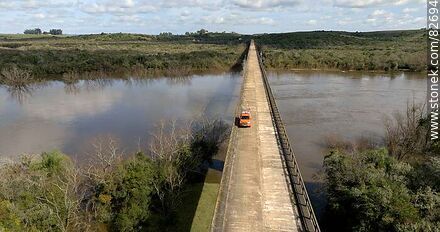Vista aérea del puente más largo del Uruguay en el nuevo trazado de la ruta 6, sobre el río Negro, límite departamental entre Durazno y Tacuarembó. Mirando a Durazno - Durazno - URUGUAY. Photo #82694