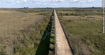 Vista aérea del puente más largo del Uruguay en el nuevo trazado de la ruta 6, sobre el río Negro, límite departamental entre Durazno y Tacuarembó. Mirando a Durazno - Departamento de Durazno - URUGUAY. Foto No. 82693