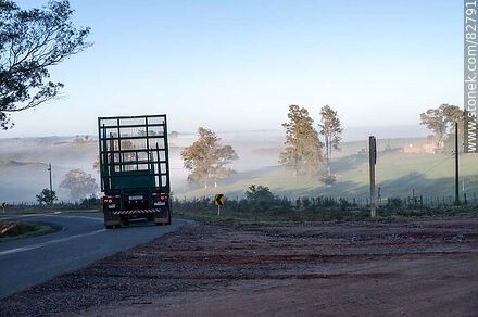 Camión sin carga en Ruta 6/44 por la neblina matinal - Departamento de Rivera - URUGUAY. Foto No. 82791