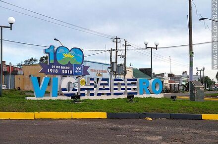 Letrero de Vichadero en la entrada desde el norte. Conmemoración de sus 100 años - Departamento de Rivera - URUGUAY. Foto No. 82822