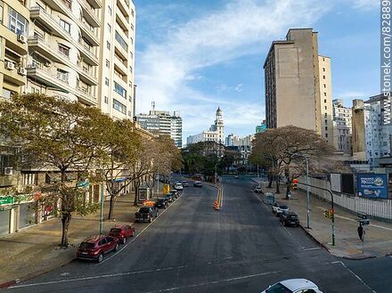 Vista aérea de la Avenida del Libertador hacia la Av. 18 de Julio - Departamento de Montevideo - URUGUAY. Foto No. 82889