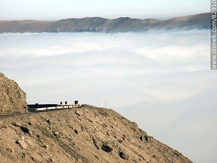 Nubes y niebla cubriendo el valle de Lluta - Chile - Otros AMÉRICA del SUR. Foto No. 82910