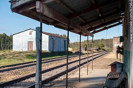 Estación de trenes de Algorta. Andén a Tres Árboles - Departamento de Río Negro - URUGUAY. Foto No. 82964