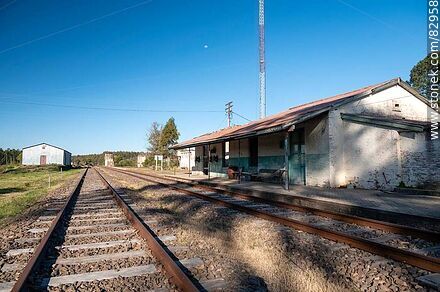 Estación de trenes de Algorta. Vías a Tres Árboles - Departamento de Río Negro - URUGUAY. Foto No. 82958