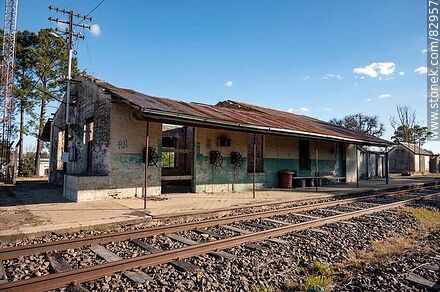 Estación de trenes de Algorta. Vías a Paysandú - Departamento de Río Negro - URUGUAY. Foto No. 82957