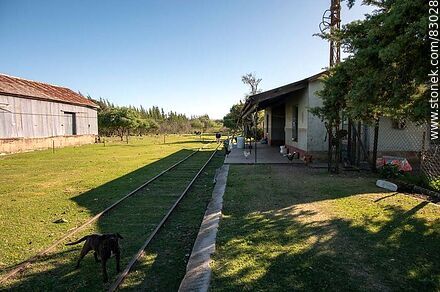Antigua estación de trenes Menafra. Andén de la estación - Departamento de Río Negro - URUGUAY. Foto No. 83028
