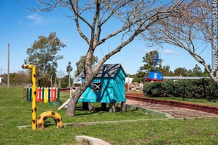 Juegos infantiles en la plaza - Departamento de Flores - URUGUAY. Foto No. 83146