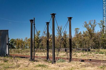 Estación de trenes de Merinos. Columnas de hierro que sostenían un tanque de agua - Rio Negro - URUGUAY. Photo #83167