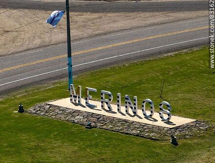 Vista aérea del letrero de Merinos y su bandera - Departamento de Paysandú - URUGUAY. Foto No. 83162