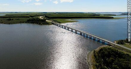 Vista aérea del puente en la ruta 3 cruzando el río Negro - Departamento de Flores - URUGUAY. Foto No. 83222
