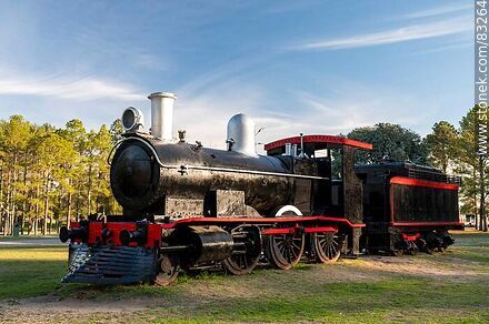 Old locomotive with its wagon for loading firewood or coal in Parque Rodó. - San José - URUGUAY. Photo #83264