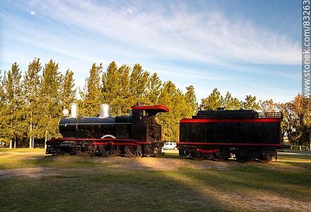Antigua locomotora con su vagón de carga de leña o carbón en el Parque Rodó - Departamento de San José - URUGUAY. Foto No. 83263