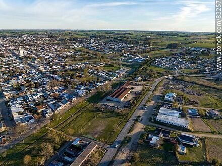 Vista aérea de la capital y la vía férrea - Departamento de San José - URUGUAY. Foto No. 83257