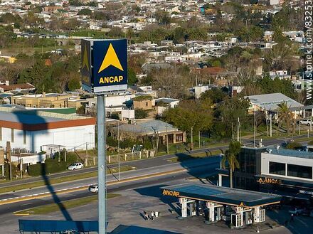 Vista aérea del cartel de la estación Ancap - Departamento de San José - URUGUAY. Foto No. 83253
