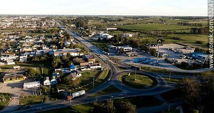 Vista aérea de la rotonda de las rutas 3 y 11. Estación de Ancap - Departamento de San José - URUGUAY. Foto No. 83247