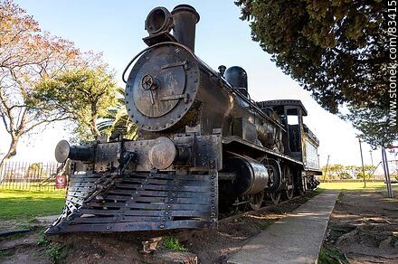 Antigua locomotora exhibida cerca de la antigua estación de trenes - Departamento de Río Negro - URUGUAY. Foto No. 83415