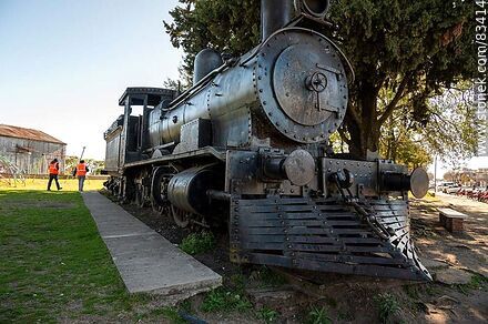 Antigua locomotora exhibida cerca de la antigua estación de trenes - Departamento de Río Negro - URUGUAY. Foto No. 83414