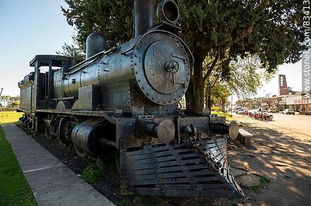 Antigua locomotora exhibida cerca de la antigua estación de trenes - Departamento de Río Negro - URUGUAY. Foto No. 83413