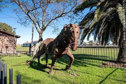 Escultura de un caballo realizada con chapas de hierro - Departamento de Río Negro - URUGUAY. Foto No. 83375