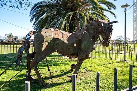 Escultura de un caballo realizada con chapas de hierro - Departamento de Río Negro - URUGUAY. Foto No. 83374