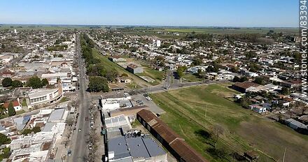 Vista aérea de la vía férrea y la ruta 25 o calle 18 de Julio - Departamento de Río Negro - URUGUAY. Foto No. 83394