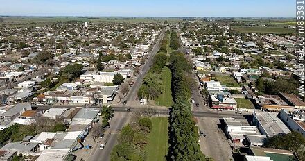 Vista aérea de la vía férrea y las calles Rincón y 18 de Julio - Departamento de Río Negro - URUGUAY. Foto No. 83391
