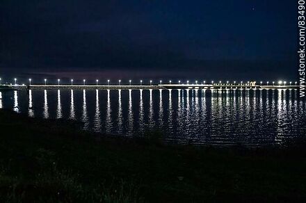 La represa y la ruta 55 iluminada en la noche - Departamento de Soriano - URUGUAY. Foto No. 83490