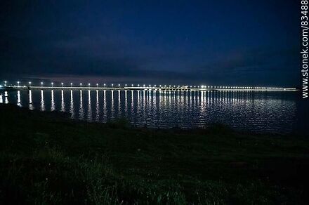La represa y la ruta 55 iluminada en la noche - Departamento de Soriano - URUGUAY. Foto No. 83488