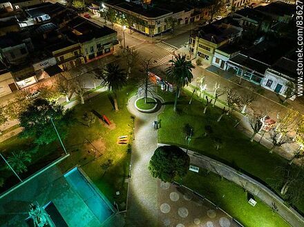 Vista aérea nocturna de un sector de la plaza Artigas - Departamento de Artigas - URUGUAY. Foto No. 83627