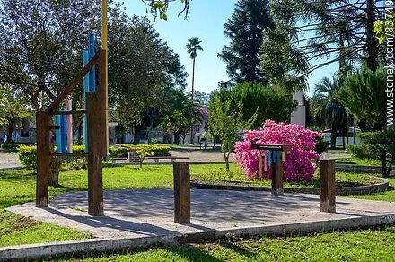 Plaza de Belén. Azaleas en flor - Departamento de Salto - URUGUAY. Foto No. 83749