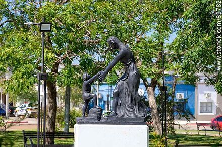 Plaza 25 de Agosto. Monumento a la madre con su hijo - Artigas - URUGUAY. Photo #83782