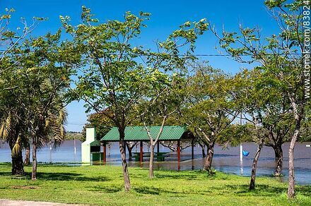 Crecida del río Uruguay sobre el parque Rivera. Parrillero inundado - Departamento de Artigas - URUGUAY. Foto No. 83824
