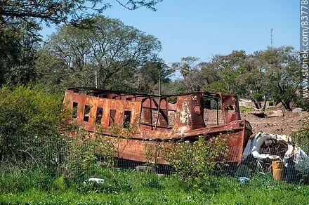 Restos oxidados de una barcaza - Departamento de Artigas - URUGUAY. Foto No. 83778