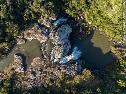 Vista aérea cenital de la cascada Grande en el arroyo Laureles - Departamento de Rivera - URUGUAY. Foto No. 83861