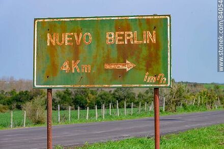 Cartel de distancia a Nuevo Berlín - Departamento de Río Negro - URUGUAY. Foto No. 84054