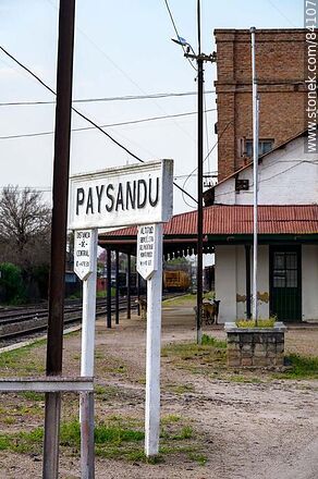 Estación de trenes de Paysandú. Cartel en el andén de la estación - Departamento de Paysandú - URUGUAY. Foto No. 84107