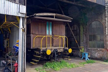 Estación de trenes de Paysandú. Antiguo vagón de pasajeros - Departamento de Paysandú - URUGUAY. Foto No. 84126
