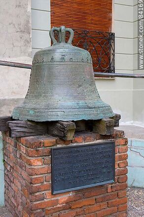 Bell built in 1689 in the Jesuit missions (San Nicolás), donated by General Rivera to the town of Paysandú. - Department of Paysandú - URUGUAY. Photo #84169