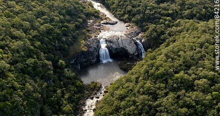 Aerial view of the Grande waterfall of Laureles creek, departmental boundary between Rivera and Tacuarembó. - Department of Rivera - URUGUAY. Photo #84216
