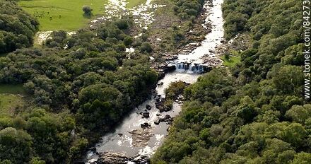 Vista aérea de la cascada del Indio en el arroyo Laureles, límite departamental entre Rivera y Tacuarembó - Departamento de Rivera - URUGUAY. Foto No. 84273