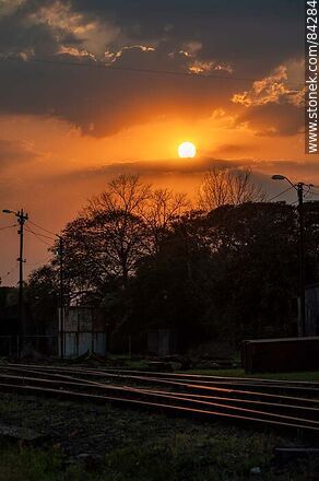 Sol naciendo entre las nubes cerca de la estación de trenes de Salto - Departamento de Salto - URUGUAY. Foto No. 84284