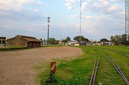 Vía férrea hacia la estación - Departamento de Salto - URUGUAY. Foto No. 84315