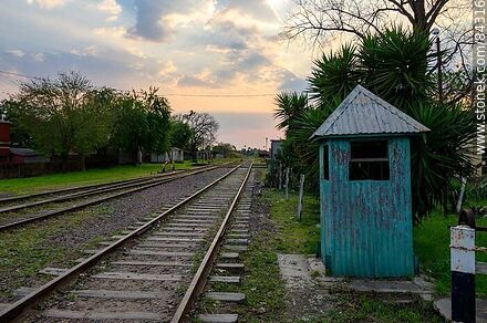 Railroad tracks to the north. Sentry box - Department of Salto - URUGUAY. Photo #84316