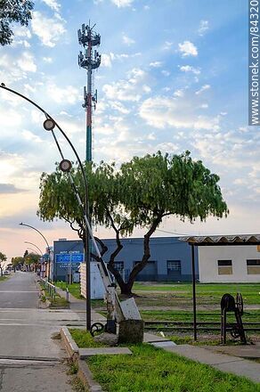 Antenas de telefonía, barrera ferroviaria y su control manual - Departamento de Salto - URUGUAY. Foto No. 84320