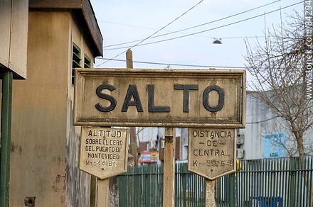 Salto train station. Station sign - Department of Salto - URUGUAY. Photo #84294