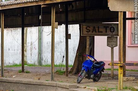 Salto train station. Station sign - Department of Salto - URUGUAY. Photo #84300