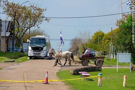 Horse-drawn carriage and bus under repair - Rio Negro - URUGUAY. Photo #84352